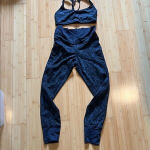 Lululemon Women's Blue and black paisley workout Set